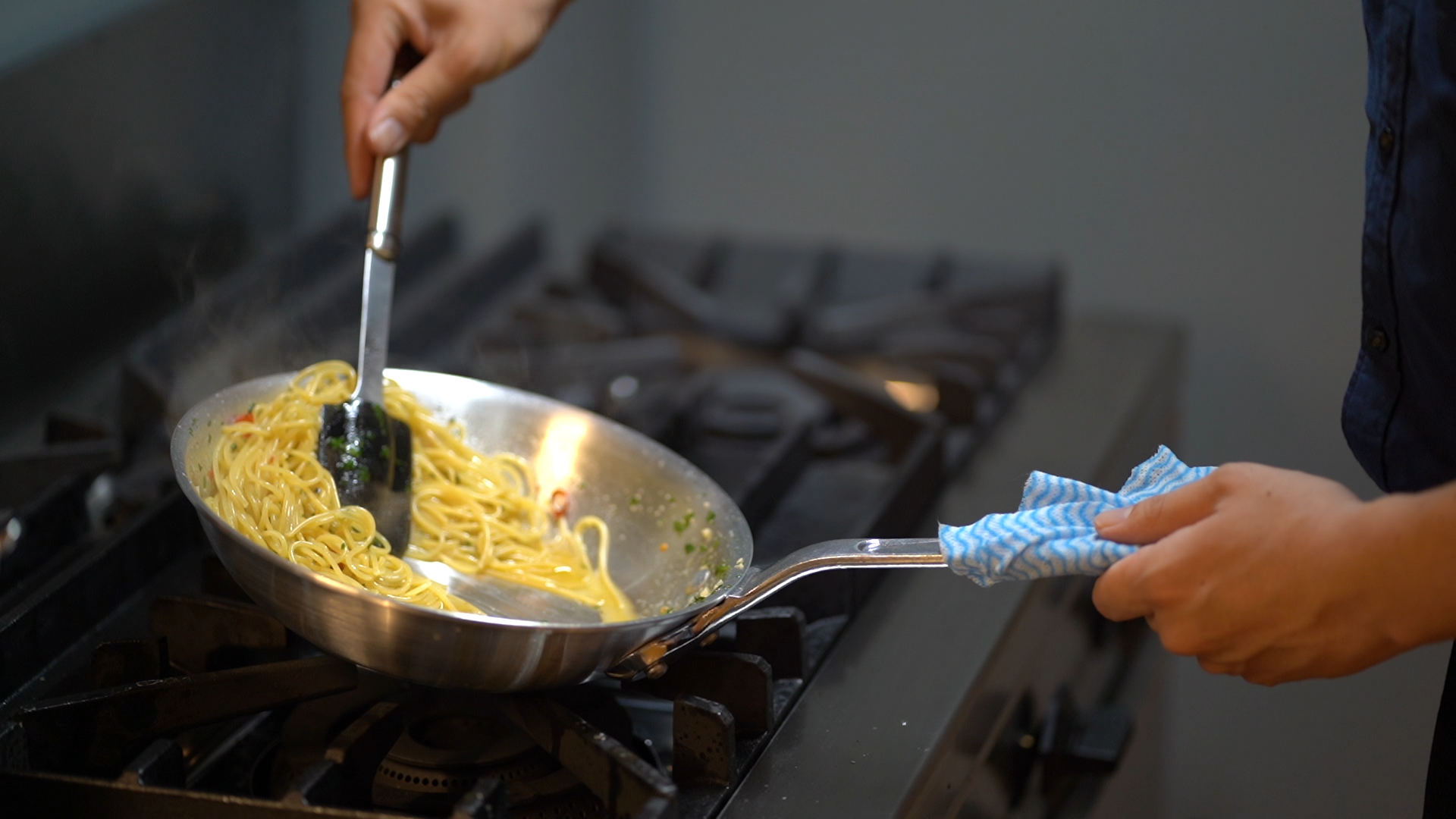パスタに最適!プロが愛用するアルミのフライパンの特性 – Tomoe-Ya パスタに最適!プロが愛用するアルミのフライパンの特性 – Tomoe-Ya