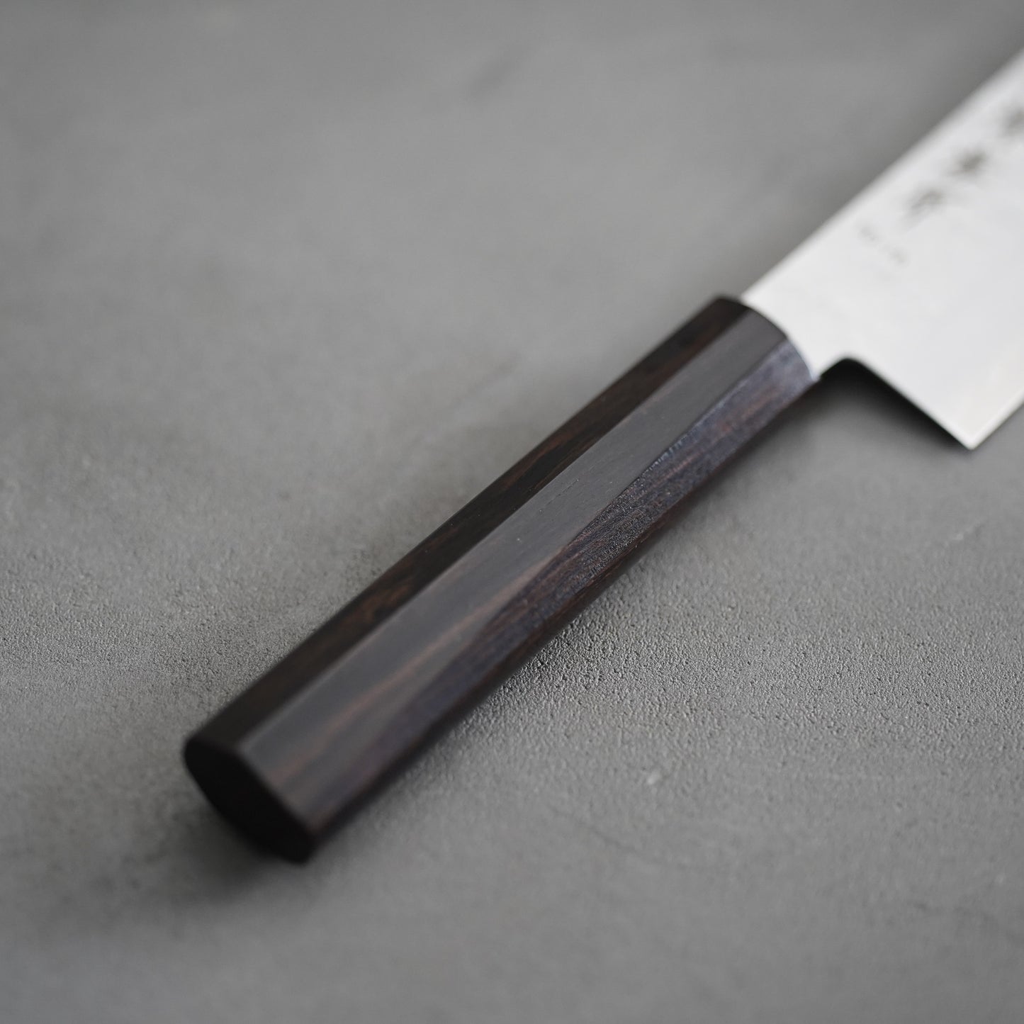 
                  
                    VG10梨地 黒檀柄 三徳包丁 170mm / 堺孝行
                  
                
