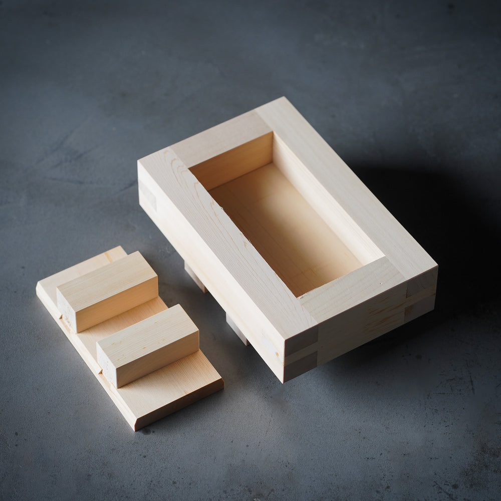 
                  
                    Two-layer cypress / Miyabi Urushi Kogei
                  
                