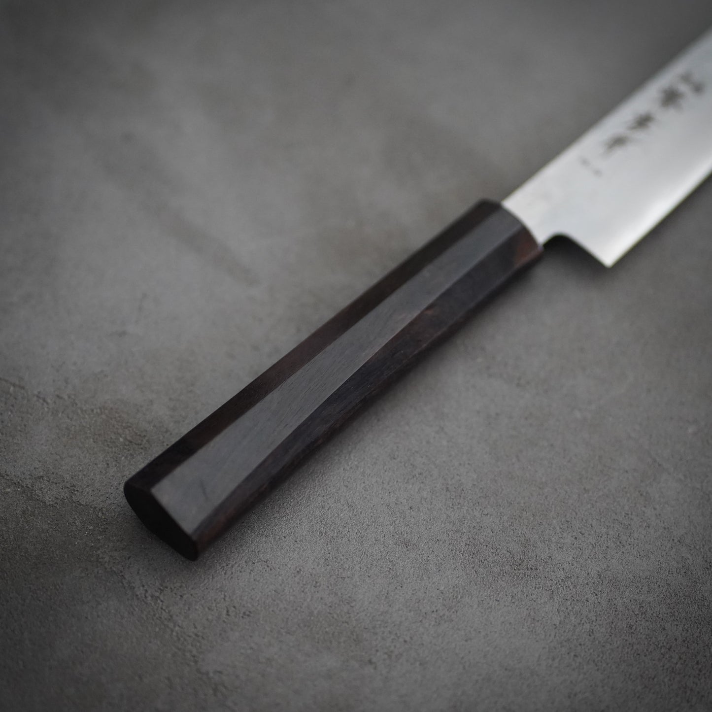 
                  
                    VG10梨地 黒檀柄 筋引包丁 240mm / 堺孝行
                  
                