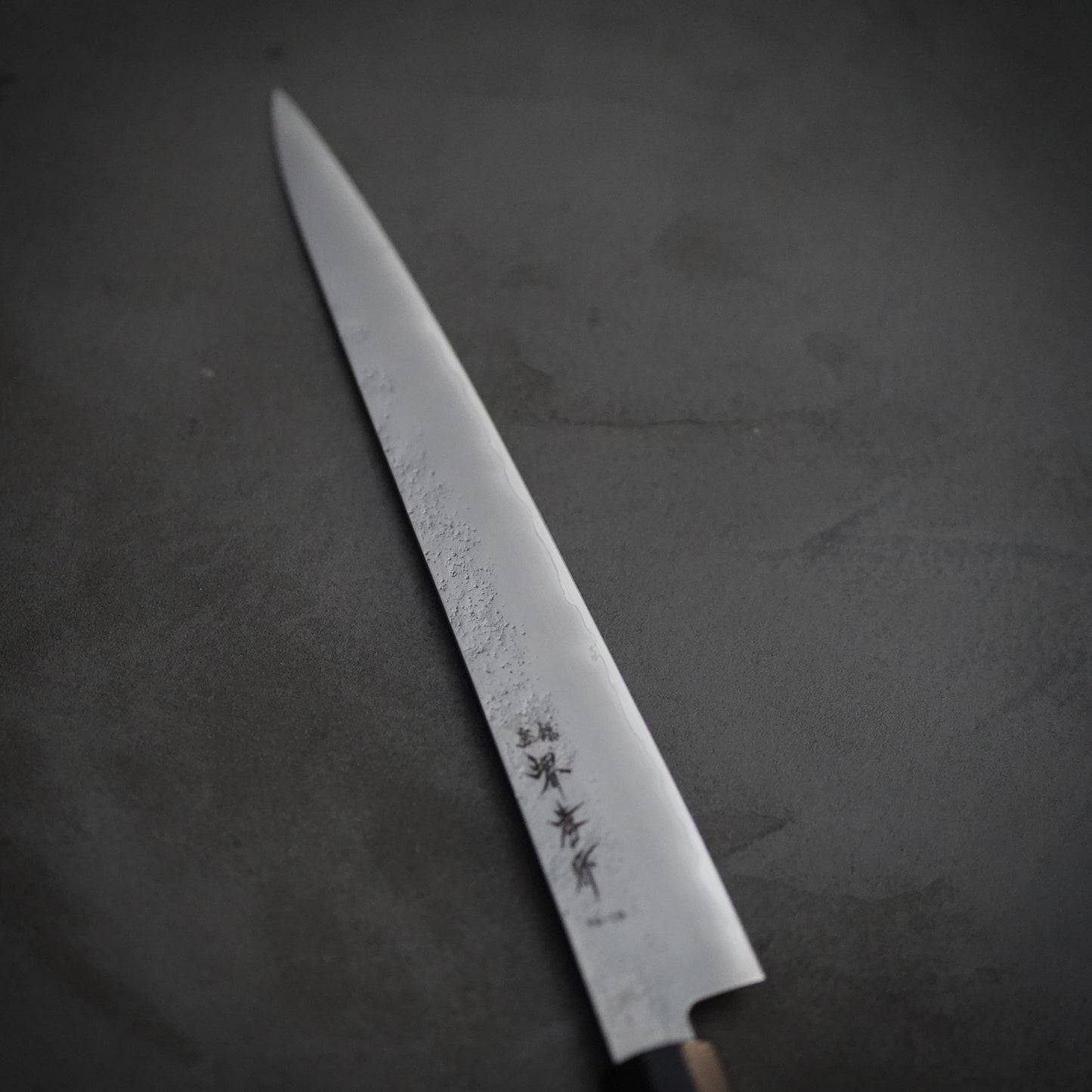 
                  
                    VG10梨地 黒檀柄 筋引包丁 240mm / 堺孝行
                  
                