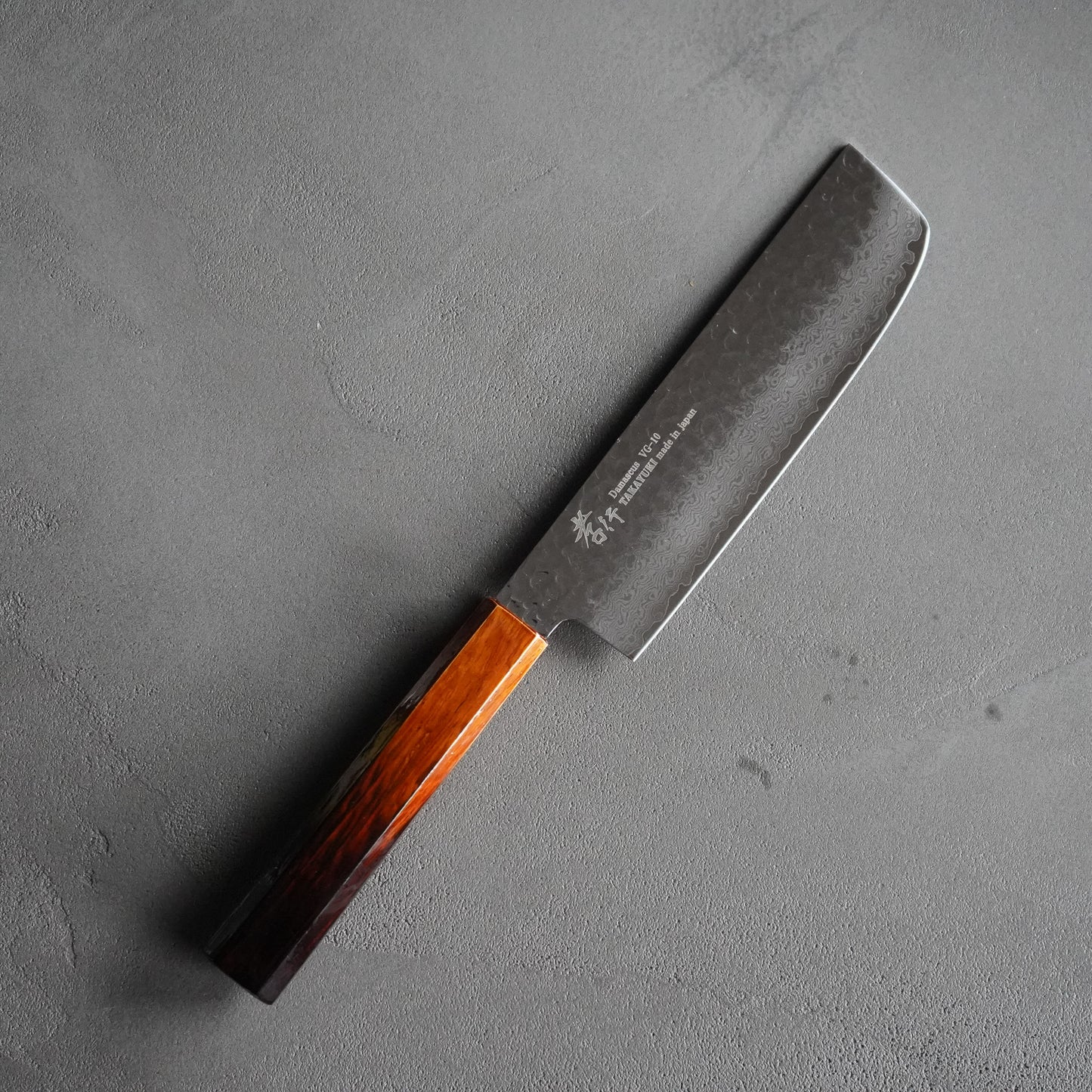 
                  
                    33-layer Damascus, lacquered oak, vegetable knife, 160mm / Sakai Takayuki
                  
                