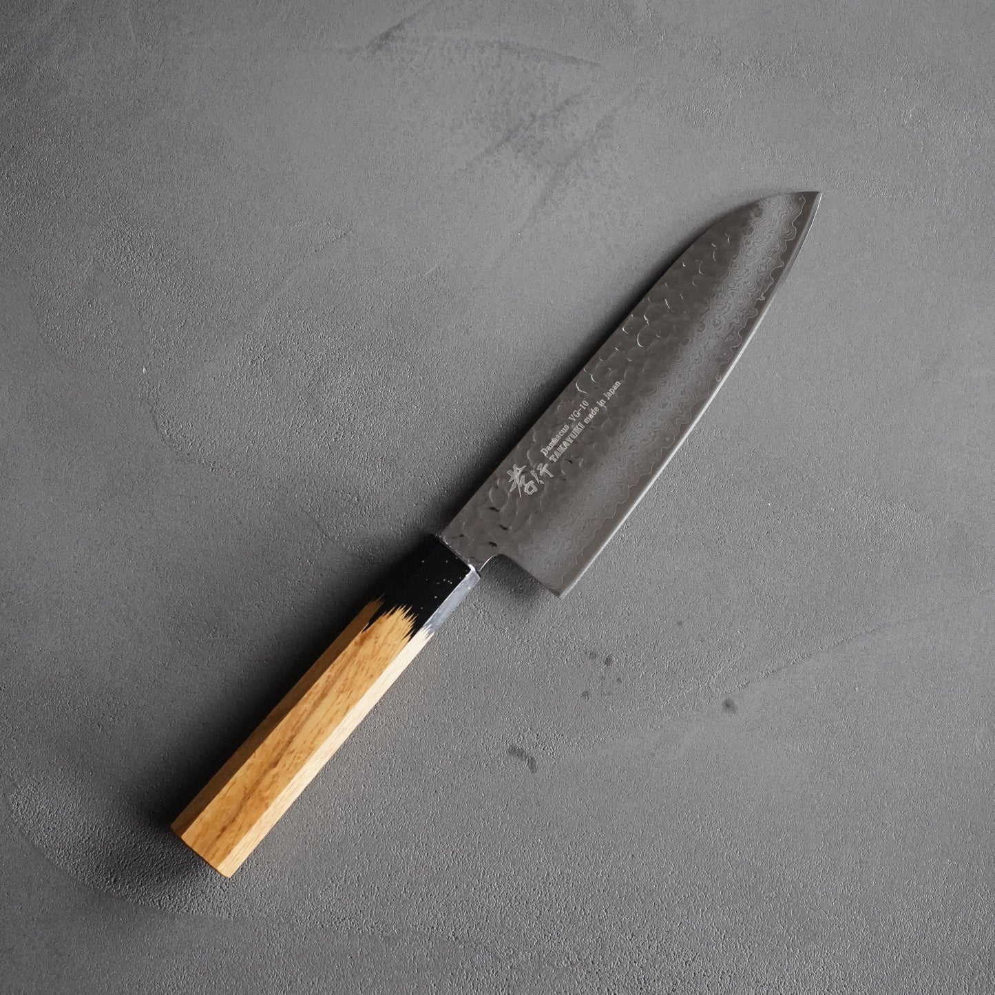 
                  
                    33-layer Damascus lacquer Santoku knife 170mm / Sakai Takayuki
                  
                