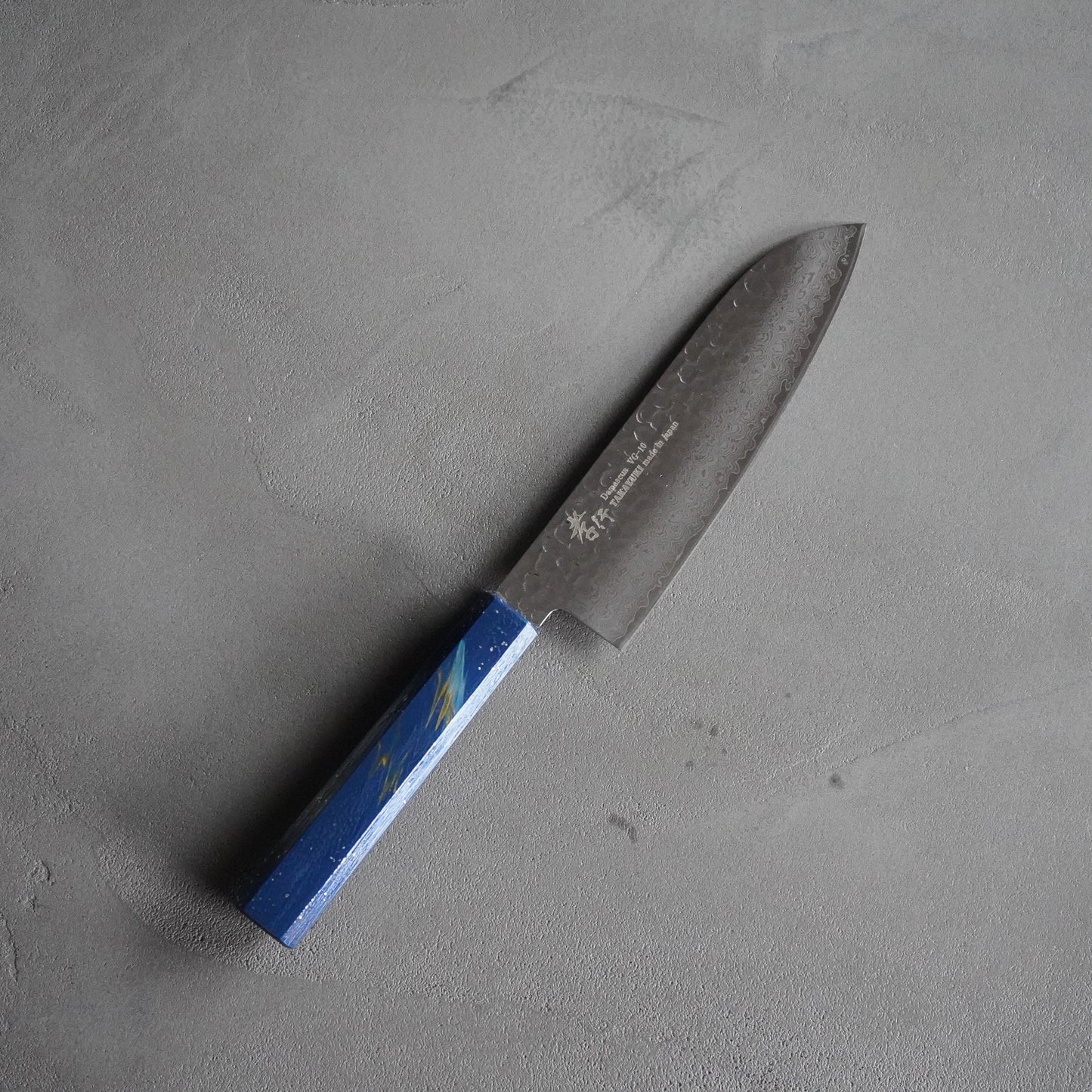 
                  
                    33-layer Damascus lacquer Santoku knife 170mm / Sakai Takayuki
                  
                