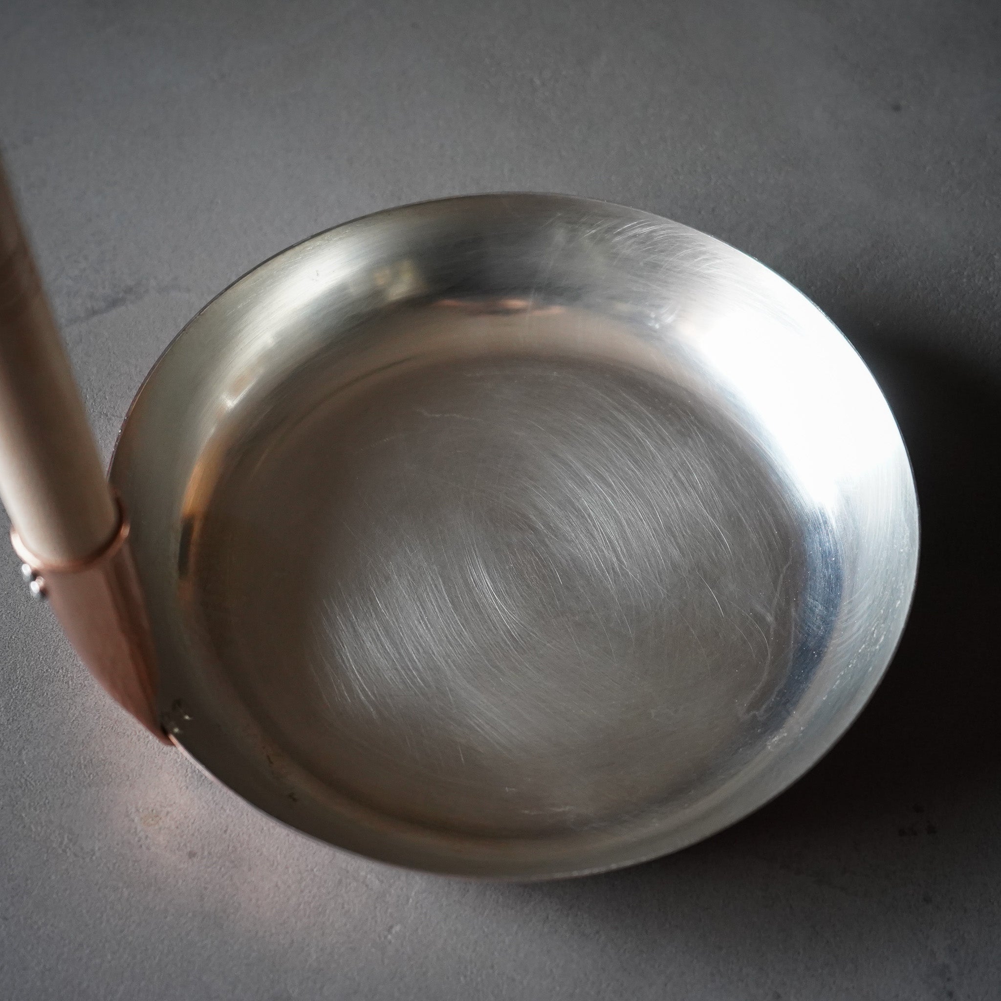 銅親子鍋 縦柄 / 丸新銅器 – Tomoe-Ya