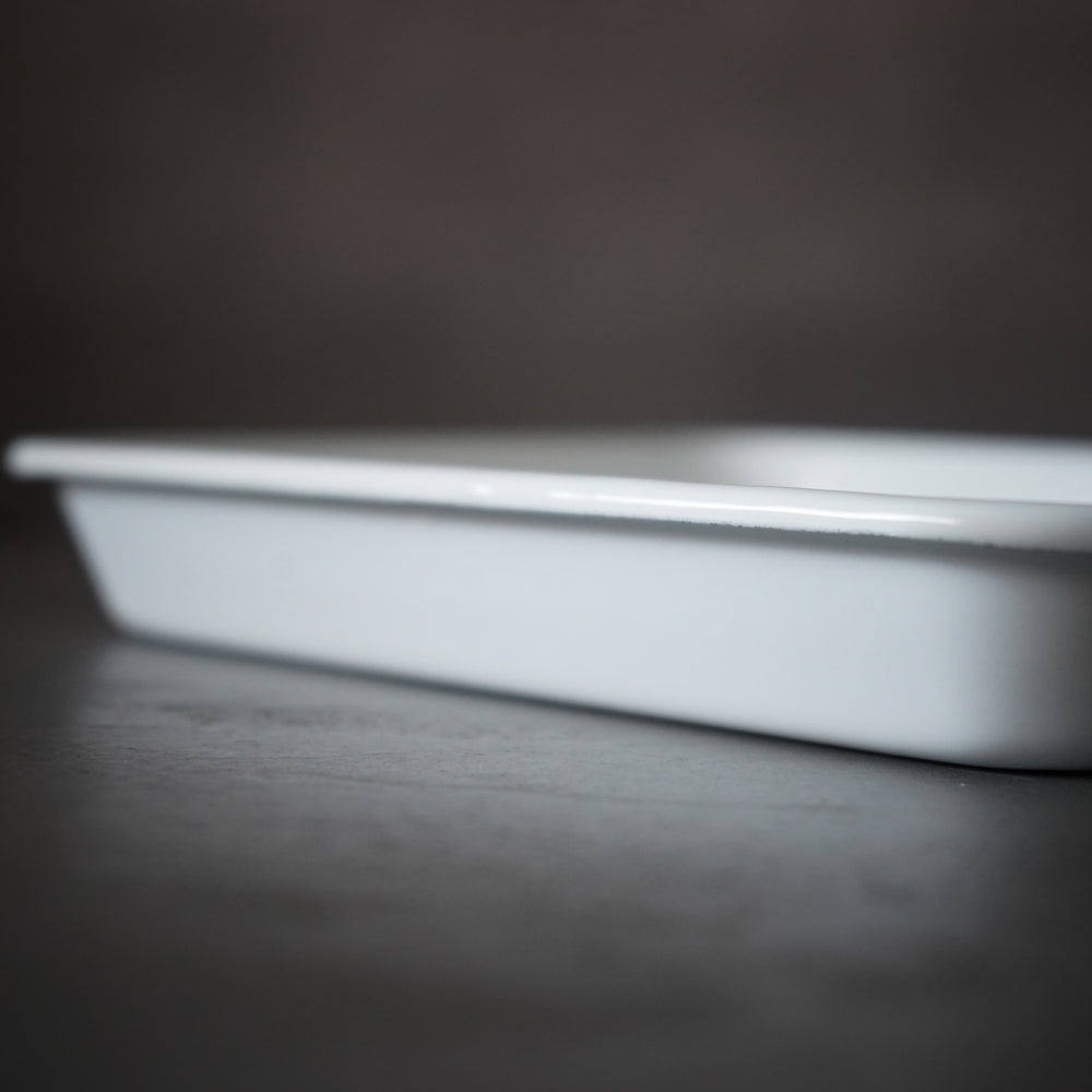 
                  
                    Enamel tray (all white) / Noda Horo
                  
                