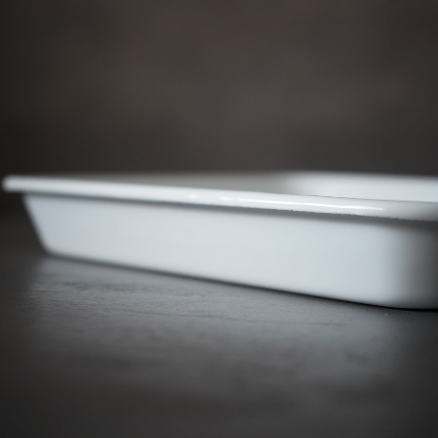 
                  
                    Enamel tray (all white) / Noda Horo
                  
                